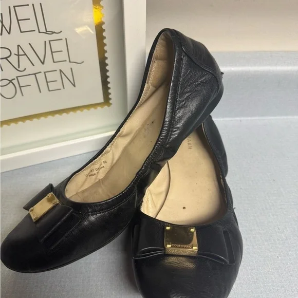 Tory Burch Black and Tan Leather Flats with Logo Medallion - Picture 9 of 12